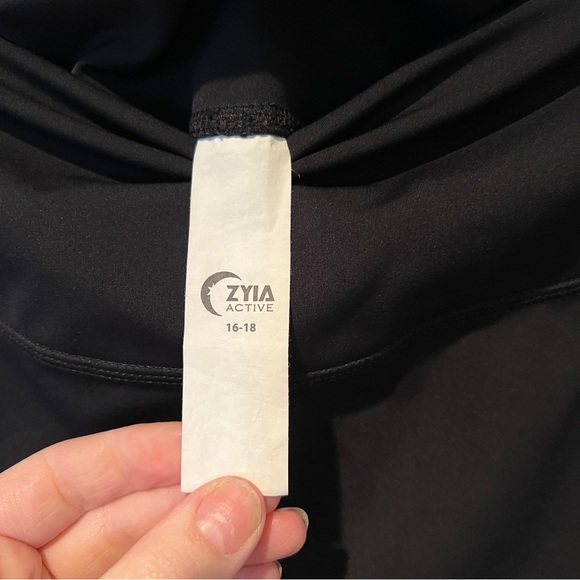 Zyia Active Black Flower Power Luxe Two Pocket Leggings - Picture 9 of 12